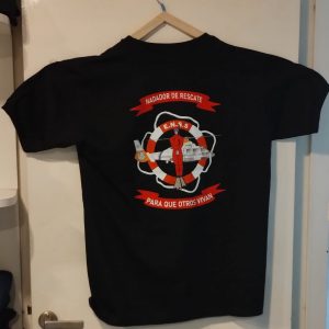 REMERA NADADOR DE RESCATE ESTAMPADA